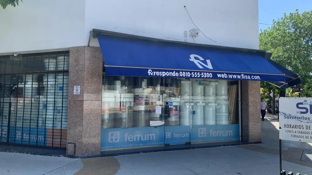 Frente del local de Sanitarios Lugano en Villa Lugano